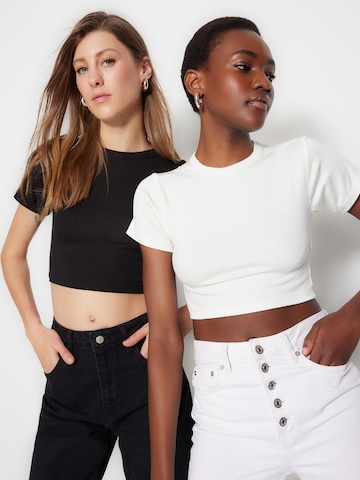 Trendyol - Camiseta en negro: frente