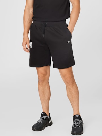 NEW ERA Regular Shorts in Schwarz: predná strana