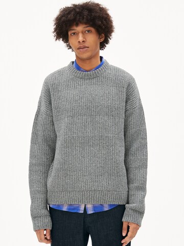 ARMEDANGELS Sweater in Grey: front