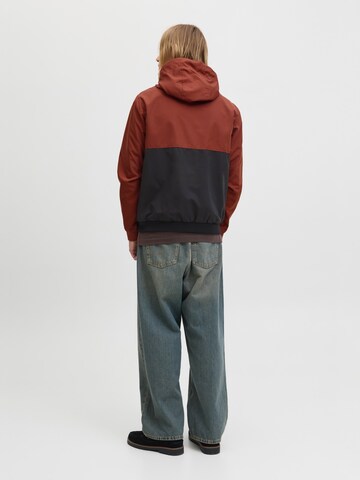 raudona JACK & JONES Demisezoninė striukė 'JJERush'