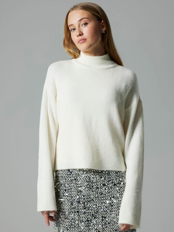 Pull-over LMTD en blanc : devant