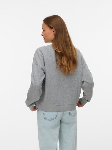 VERO MODA Sweatshirt 'VMTRINA' i grå
