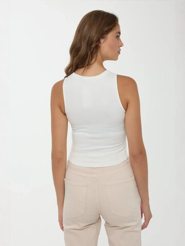 Haut Hiccup en blanc