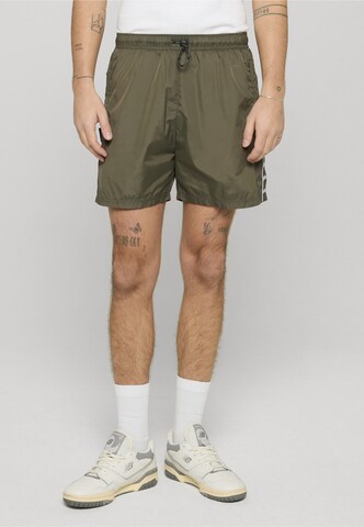 Loosefit Pantaloni di Unfair Athletics in verde: frontale