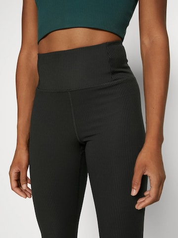 Girlfriend Collective Regular Broek ' Rib ' in Zwart