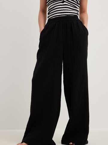 NA-KD Wide leg Pants in Black: front