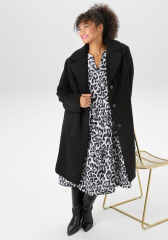 Aniston Mantel in Schwarz