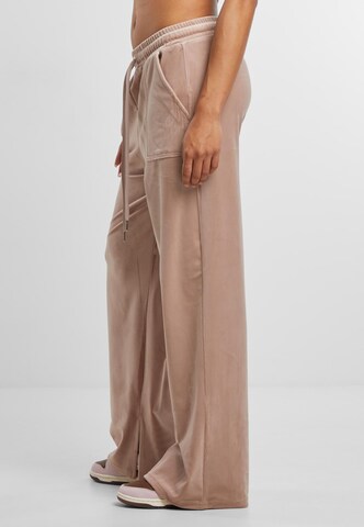 Loosefit Pantaloni di Urban Classics in rosa
