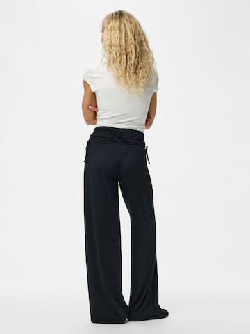 Wide Leg Pantalon 'PCRoya' PIECES en noir
