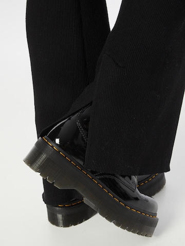 Flared Pantaloni 'Orina' di WEEKDAY in nero