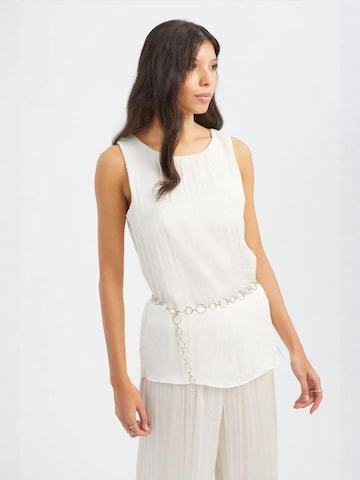 Haut Hiccup en blanc