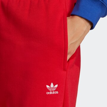 ADIDAS ORIGINALS Tapered Byxa 'Essentials Fleece' i röd