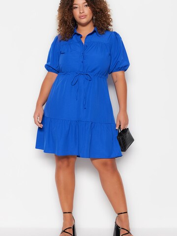Robe Trendyol Curve en bleu : devant