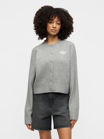 ADIDAS ORIGINALS - Casaco de malha 'Essentials' em cinzento
