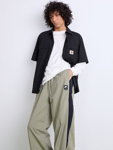Largi Pantaloni 'AIR' de la Nike Sportswear pe verde