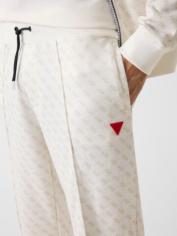 GUESS Tapered Παντελόνι φόρμας 'KORBIN' σε λευκό