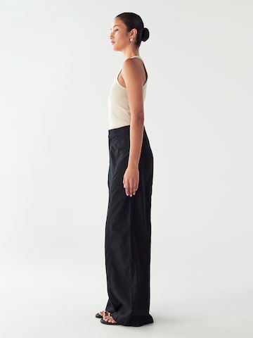 Wide leg Pantaloni 'Dayton' de la Willa pe negru
