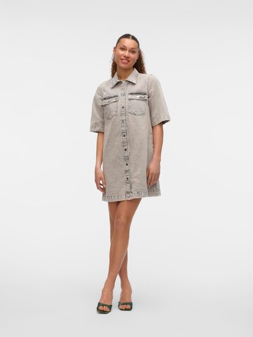 VERO MODA Платье-рубашка в Серый