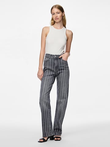 PIECES regular Jeans 'Siffi' i grå