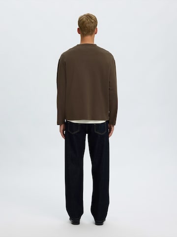 SELECTED - Camiseta 'SLMTAJ' en marrón