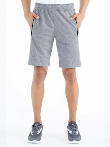Regular Pantaloni de la Tommy Life pe gri: față
