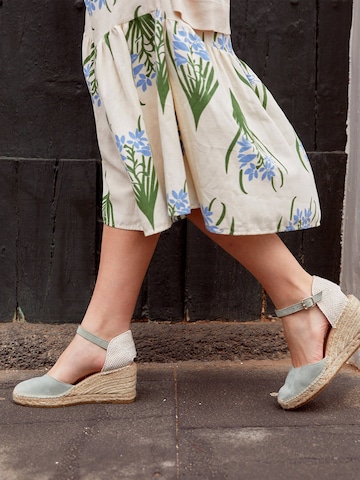 Alhamas - Sandalias con hebilla 'Alpargata Cuña 7 cm' en verde: frente