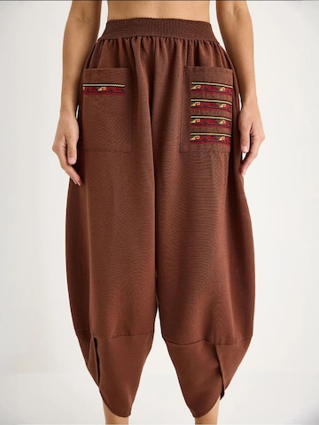 Loosefit Pantaloni modello harem di Bianco Lucci in marrone