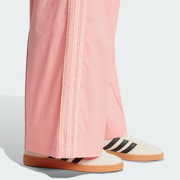 ADIDAS ORIGINALS - Pierna ancha Pantalón en rosa