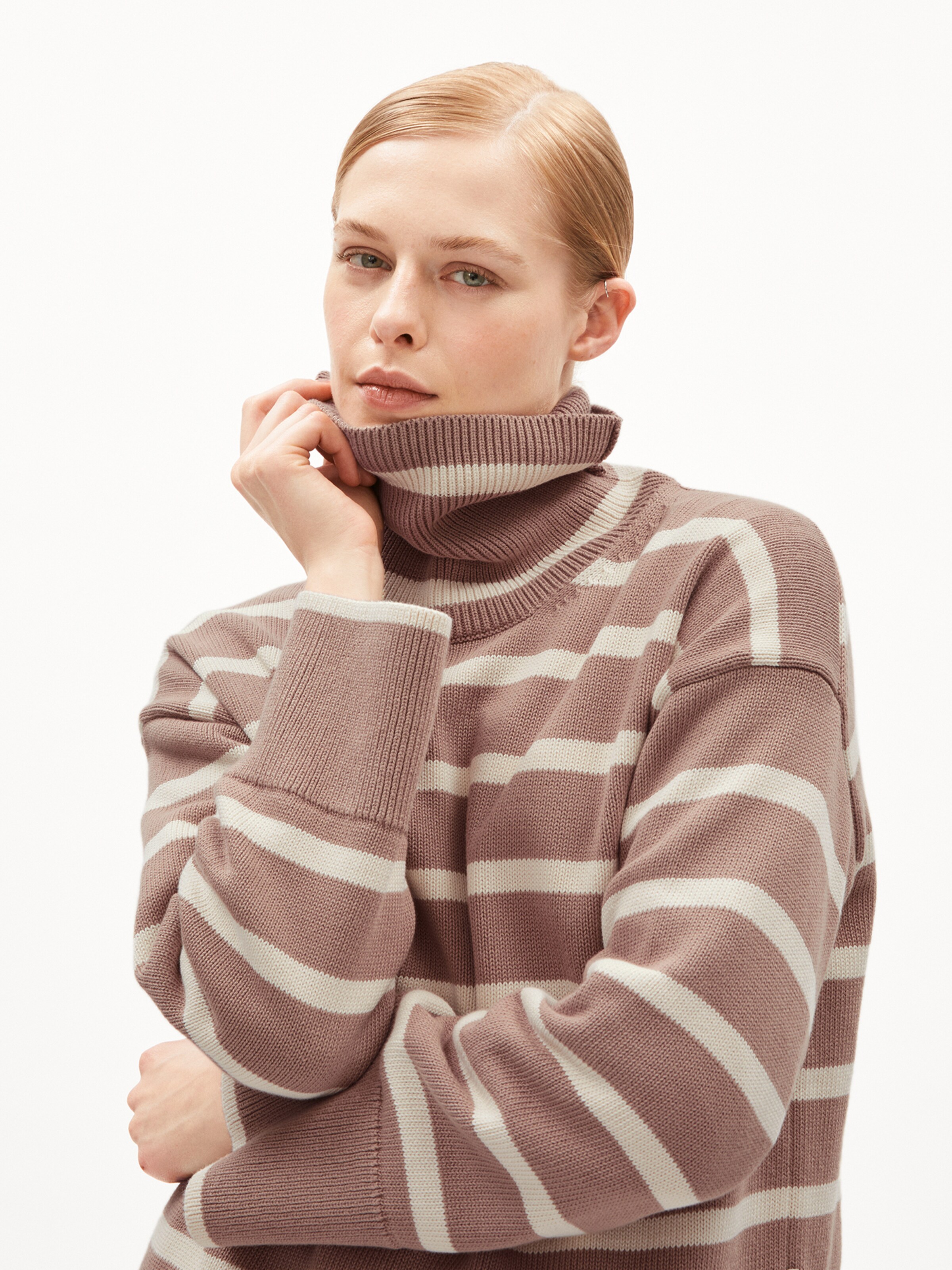 ARMEDANGELS Trui 'Chanaa' in Bruin: voorkant