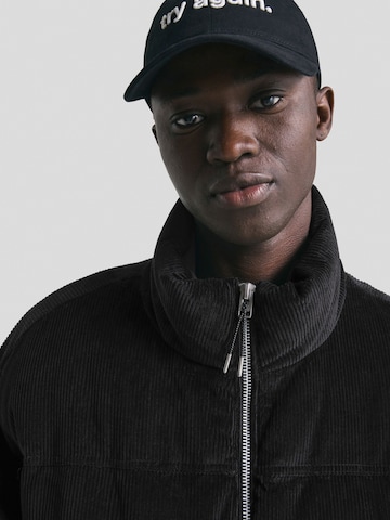 Bershka Přechodná bunda – černá