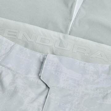 ENDURA Skinny Sportshorts in Weiß