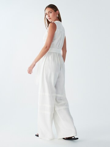 Willa - Jumpsuit 'Justice' en blanco: atrás
