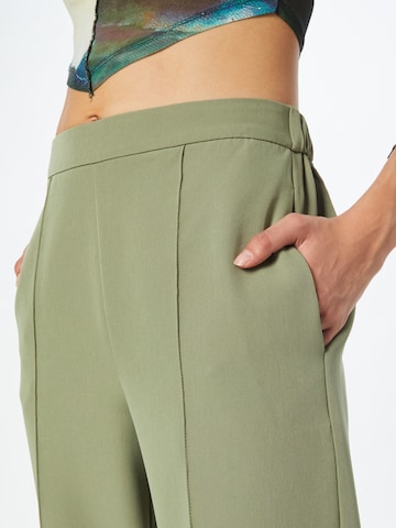 PIECES Szeroka nogawka Spodnie 'PCBOZZY' w kolorze zielony