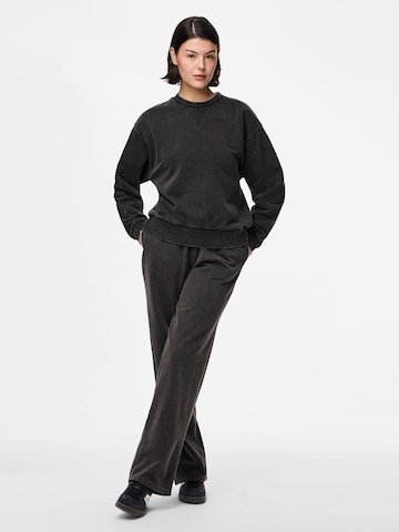Sweat-shirt 'PCChilli' PIECES en noir