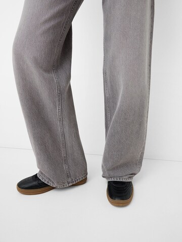 Bershka Loosefit Džíny – šedá