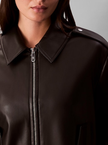 Calvin Klein Jeans Välikausitakki värissä musta