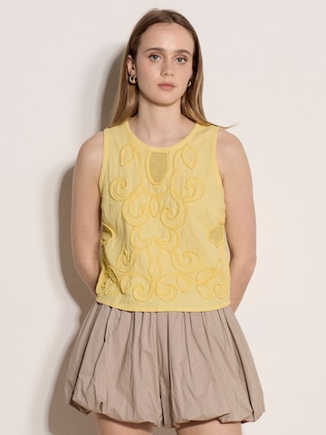 Apricot Top ' ' in Geel: voorkant