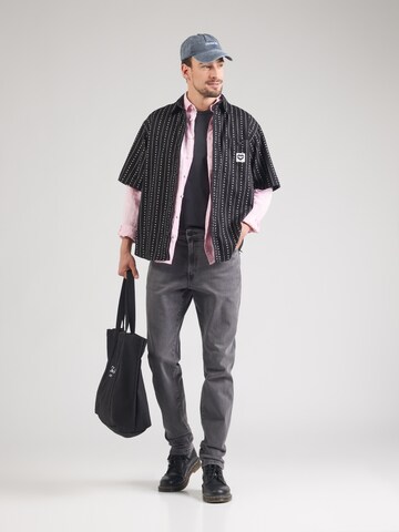 WRANGLER - Tapered Vaquero 'RIVER' en gris