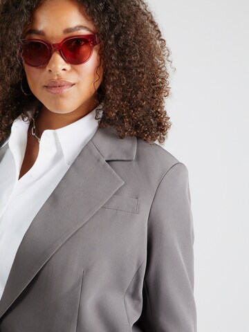 Blazer 'CARLANA-BERRY' di ONLY Carmakoma in grigio