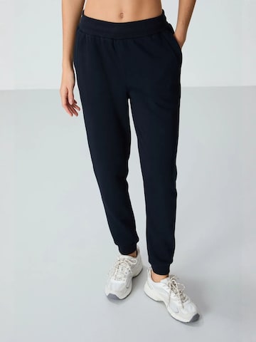 Tommy Life Tapered Sportbroek in Blauw: voorkant