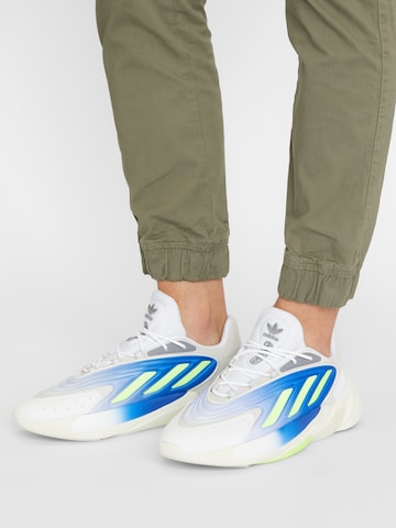 Sneaker bassa 'Ozelia' di ADIDAS ORIGINALS in bianco: frontale