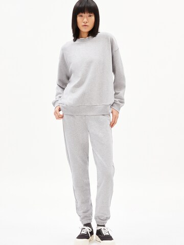 Effilé Pantalon 'Iva' ARMEDANGELS en gris