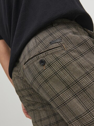 Coupe slim Pantalon chino 'Marco Connor' JACK & JONES en marron