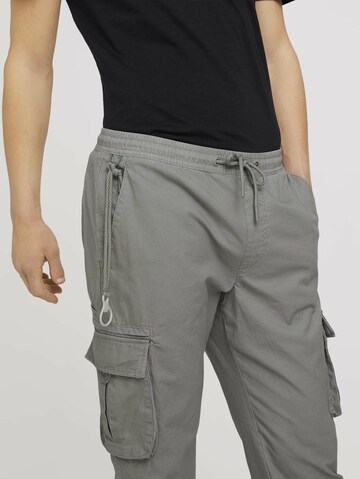 Regular Pantalon cargo TOM TAILOR DENIM en gris