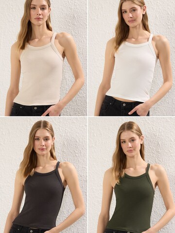 Haut Trendyol en beige : devant