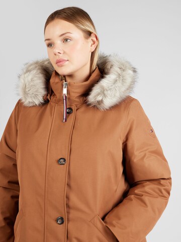 Tommy Hilfiger Curve Zimní parka – hnědá