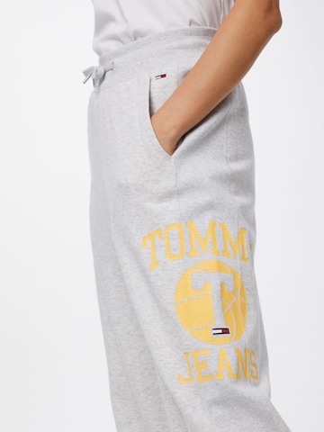 Tapered Pantaloni de la Tommy Jeans pe gri