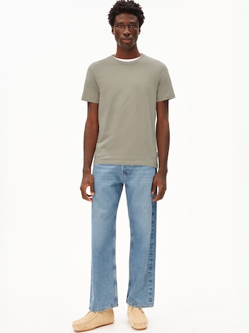 Coupe regular T-Shirt 'JAAMES' ARMEDANGELS en gris