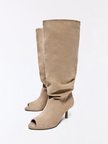 Bershka Stiefel in Beige