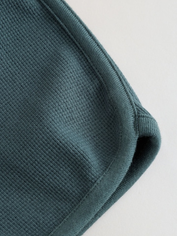 Set de la Next pe verde